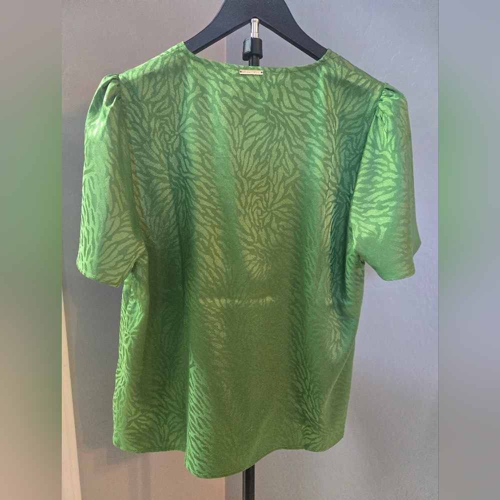 Michael Kors Green V-Neck Short Sleeve Blouse Size L NWT - Picture 2 of 7